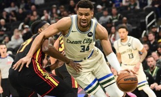 字母24+5奥孔古21+8 沃克23分老鹰逆转雄鹿迎5连胜