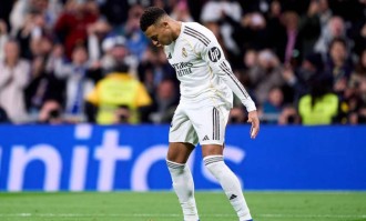 足坛一夜动态：蓝军逼平纽卡，曼城阿森纳轮番登顶，姆总比肩C罗