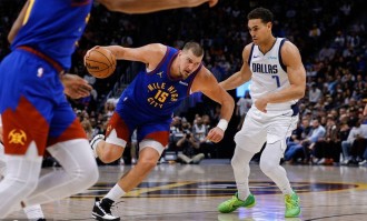 戴维斯32+13约基奇空砍29+20+13 独行侠胜掘金
