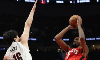 杜兰特错失绝杀 杨瀚森3分3板2助开拓者险胜火箭