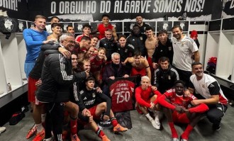 2-0锁定胜局！“狂人”穆里尼奥率本菲卡凯旋晋级八强，战术魅力再创辉煌