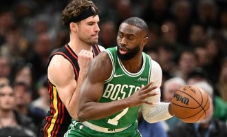 约翰逊19+14布朗21分 老鹰击败凯尔特人4连胜