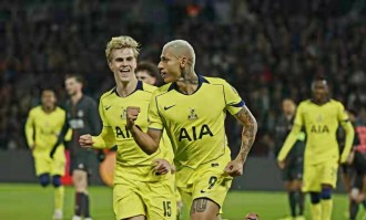 欧冠惊现篮球比分！巴黎热刺8球对攻创纪录，维蒂尼亚戴帽背后藏着的惊天秘密