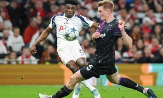 欧冠联赛阶段第6轮：热刺3-0布拉格斯拉维亚 西蒙斯造点破门库杜斯点射