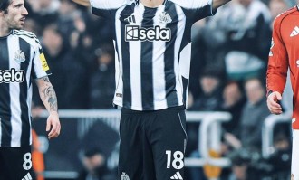 纽卡斯尔2比1绝杀曼联，十人取胜强队很神奇，主帅应变完胜卡里克