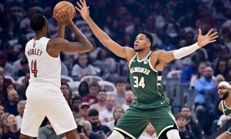 字母哥空砍40+14+9 莫布利21分骑士胜雄鹿