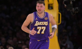 湖人被马刺残阵打到七寸 老詹重掌球权拖累里夫斯？