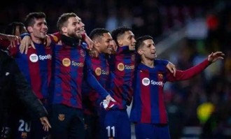 后卫当先锋！孔德3分钟双响头球，巴萨主场2-1逆转法兰克福