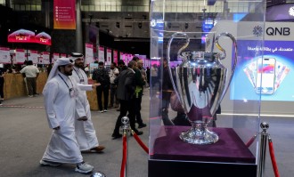 欧冠联赛冠军奖杯在多哈进行展览