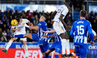 西甲第12轮阿拉维斯主场对阵西班牙人，防守稳健、反击高效，争夺中游位置。