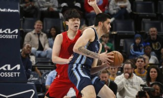 首发！杨瀚森4+5+转身暴扣 遇犯规陷阱末节爆发