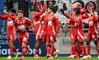 法甲保级欧战对冲战！布雷斯特主场死磕里昂，谁能抢占关键 3 分？