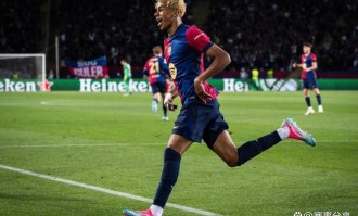 亚马尔超越姆巴佩创欧冠新史，巴萨2-1翻盘直通欧冠16强