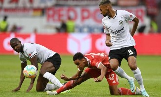 17岁天才5分钟绝杀！拜仁13连胜创纪录，9.5亿战舰碾压德甲