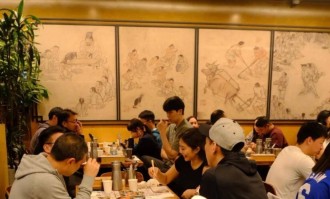 队记谈杨瀚森吃夜宵：科比赛后也和队友外出吃饭