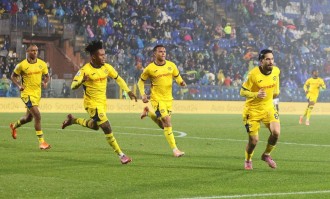 3-1，38岁法布雷加斯发威：率队8场不败，反超国米，逼近意甲前三