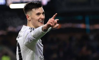 曼联2-2伯恩利继续丢分！弗莱彻激活谢什科还不够，球迷呼唤索帅