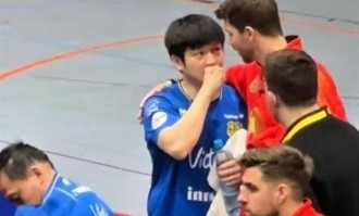 樊振东德甲双打首秀失利背后：疲惫身影牵动人心，球迷盼英雄卸甲归乡