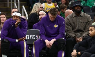 黄绿宿敌之战沦为一边倒 光杆里夫斯遭无眉侠阻击